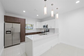 324 SW 14th Ct in Fort Lauderdale, FL - Building Photo - Building Photo