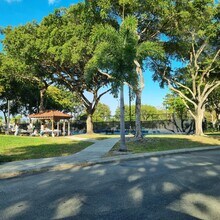 105 Lake Emerald Dr, Unit 416 in Oakland Park, FL - Building Photo - Building Photo