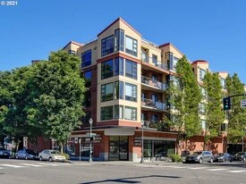1620 NE Broadway St, Unit 530 in Portland, OR - Building Photo