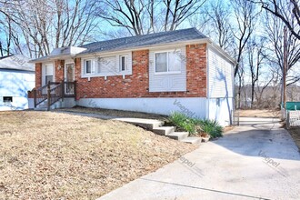 2612 NW Castle Dr in Blue Springs, MO - Building Photo - Building Photo