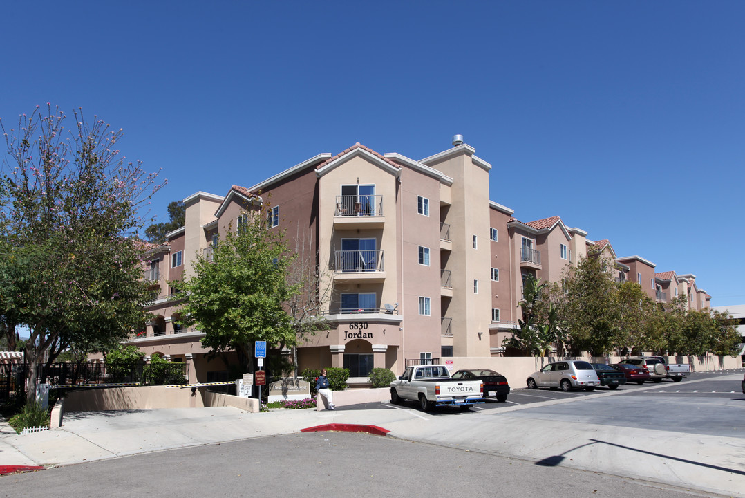 Vintage Crossing Apartments in Canoga Park, CA - Foto de edificio