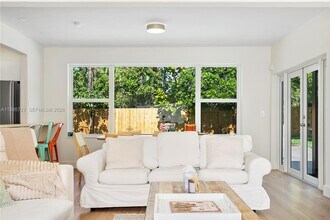 10801 Peachtree Dr in Miami, FL - Building Photo - Building Photo