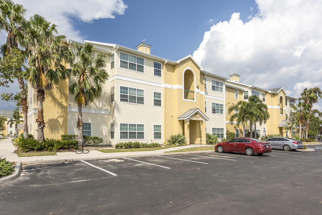 Maple Crest Apartments in Ft. Myers, FL - Building Photo