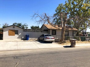 701 Lilac St in Bakersfield, CA - Building Photo - Building Photo