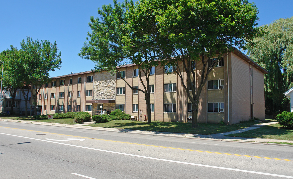 Washington Apartments in Racine, WI - Building Photo