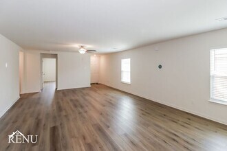 320 Sunnymeade Ln in Jarrell, TX - Foto de edificio - Building Photo