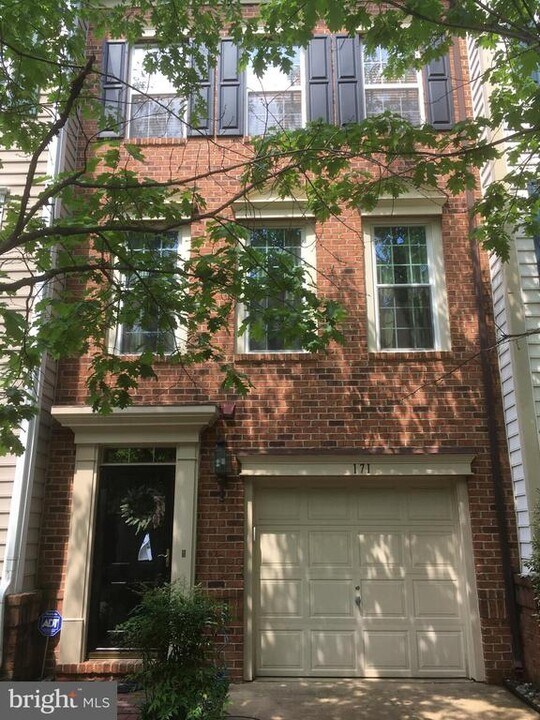 171 Barrett Pl in Alexandria, VA - Building Photo
