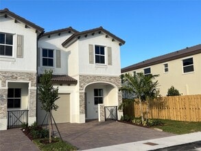 2551 SE 28th St in Homestead, FL - Building Photo - Building Photo
