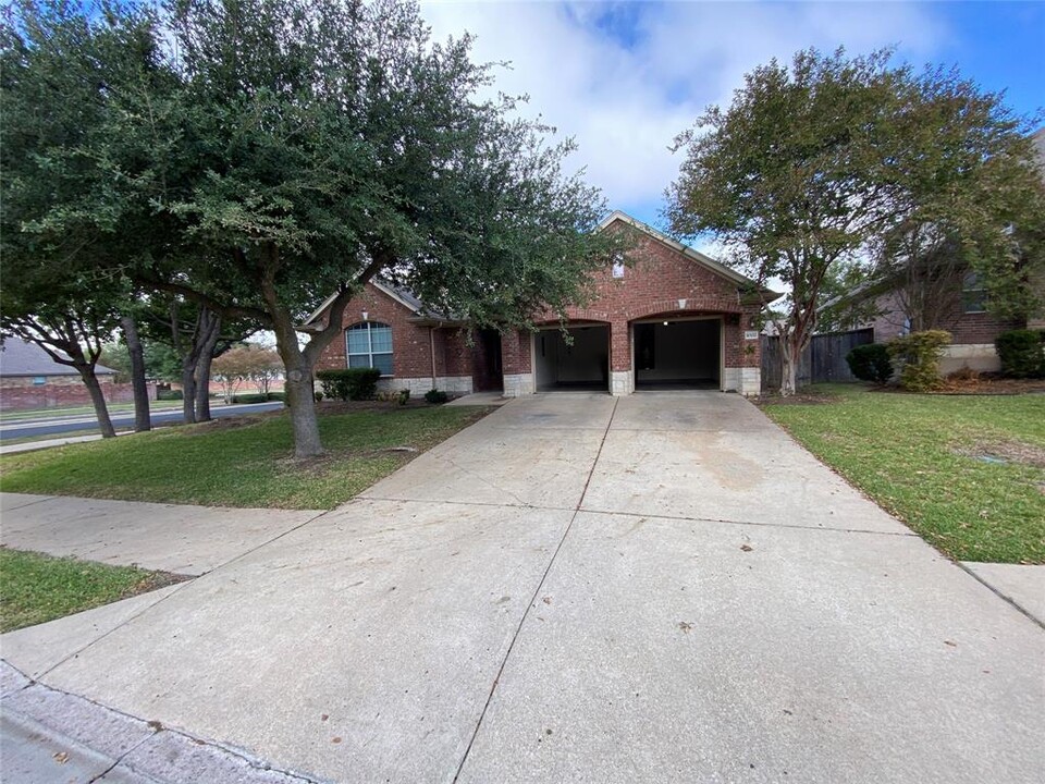 1002 Mesquite Hollow Pl in Round Rock, TX - Foto de edificio