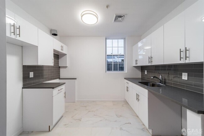 875 Port Reading Ave-Unit -2A in Woodbridge Township, NJ - Building Photo - Building Photo