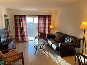 2236 N Cypress Bend Dr in Pompano Beach, FL - Foto de edificio - Building Photo
