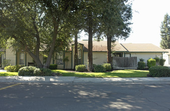 500 W Escalon Ave in Clovis, CA - Foto de edificio - Building Photo