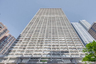 44 Charles West in Manulife Centre in Toronto, ON - Building Photo - Building Photo