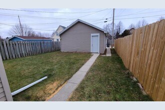 86 Lighthouse Ct, Unit Lower Updated Apartment in Sheboygan, WI - Building Photo - Building Photo