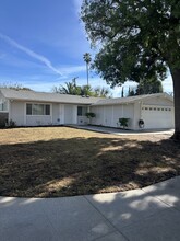 6726 Capistrano Ave in West Hills, CA - Foto de edificio - Building Photo