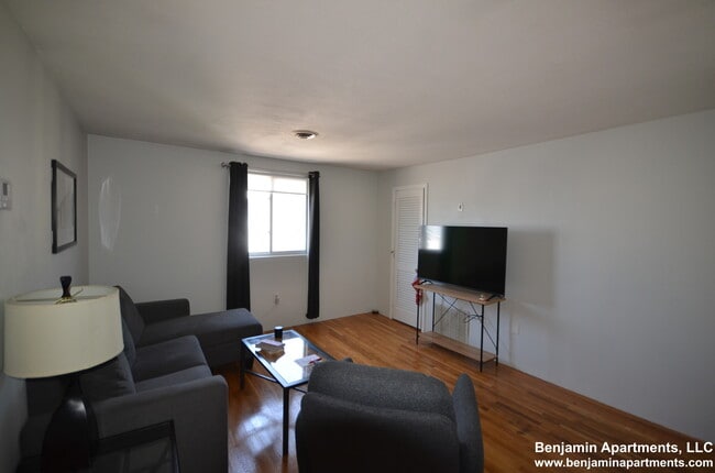 385 Dorchester St, Unit C8 in Boston, MA - Foto de edificio - Building Photo