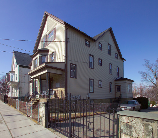 733 Broadway in Fall River, MA - Foto de edificio - Building Photo