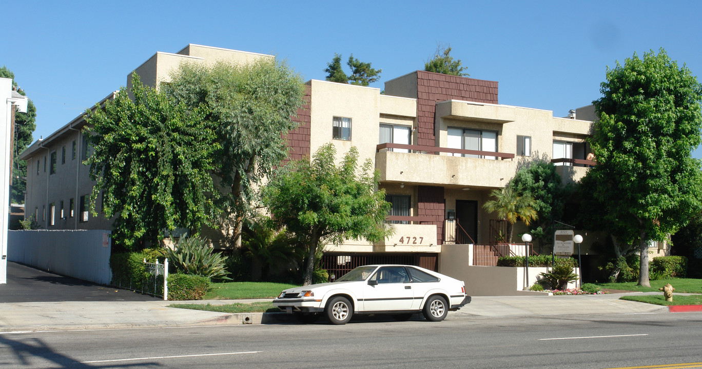 4727 Kester Ave in Sherman Oaks, CA - Building Photo