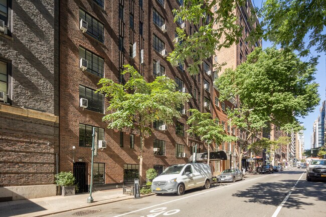 140 E 40th St in New York, NY - Building Photo - Building Photo