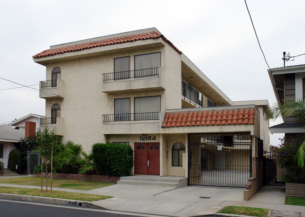 12144 Grevillea Ave in Hawthorne, CA - Foto de edificio