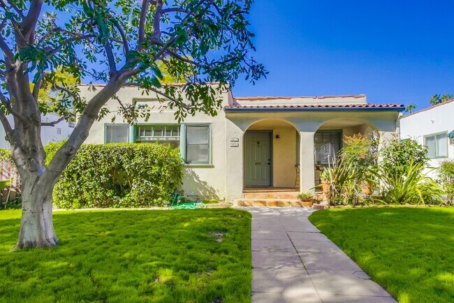 1021 Havenhurst Dr in Los Angeles, CA - Building Photo - Building Photo