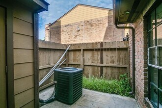 9090 S Braeswood Blvd in Houston, TX - Building Photo - Building Photo