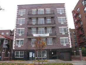 10825-10827 63rd Ave in Forest Hills, NY - Foto de edificio - Building Photo