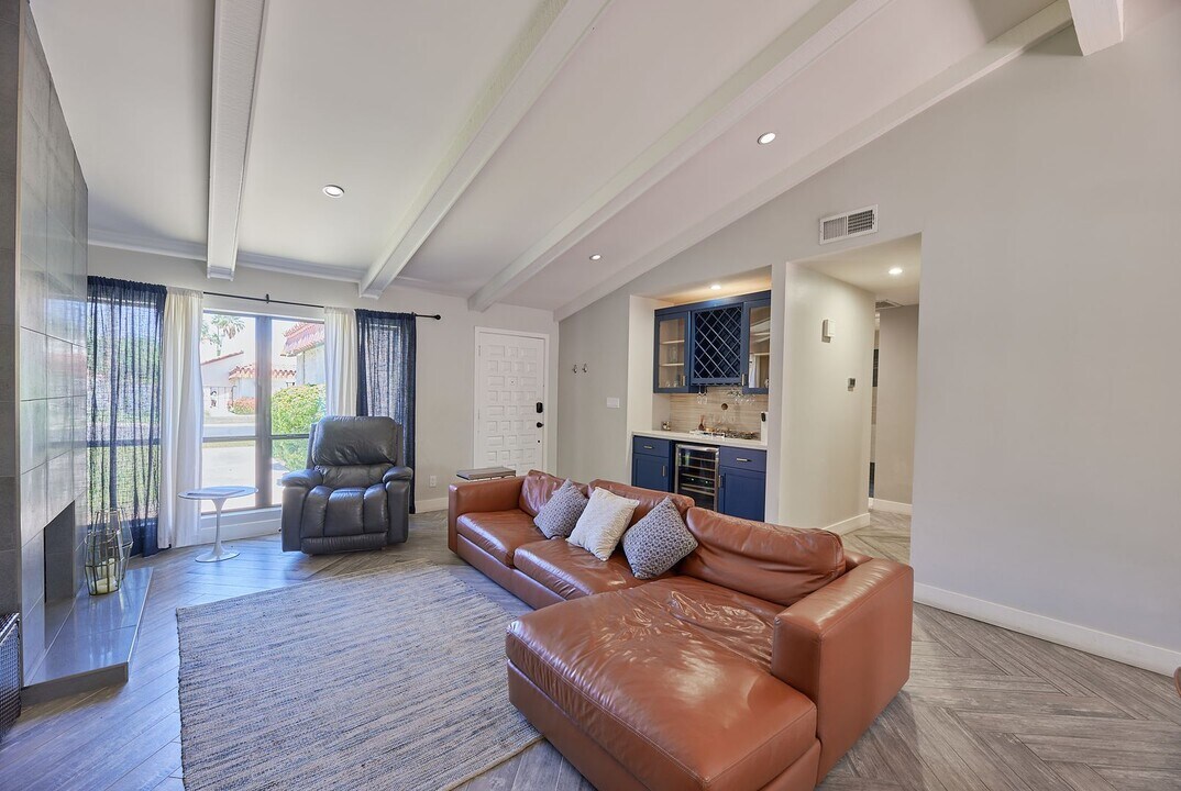 5750 N Scottsdale Rd in Paradise Valley, AZ - Building Photo