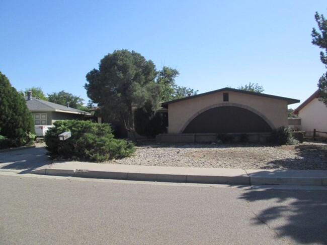 6008 Lejano Ave NE in Albuquerque, NM - Foto de edificio - Building Photo