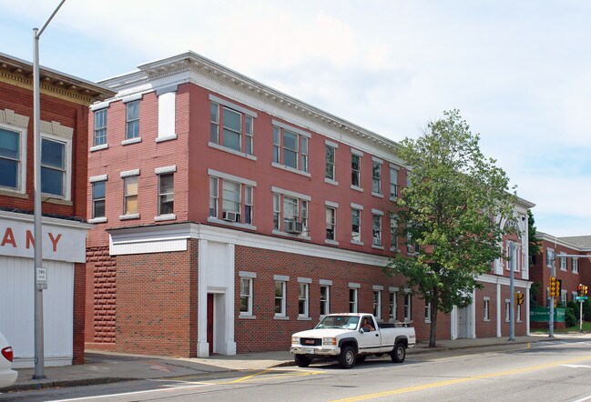 120-136 Washington St in Dover, NH - Foto de edificio - Building Photo