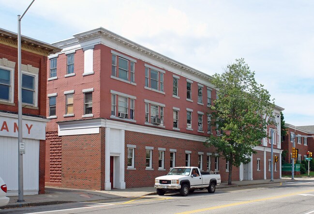 120-136 Washington St in Dover, NH - Building Photo - Building Photo