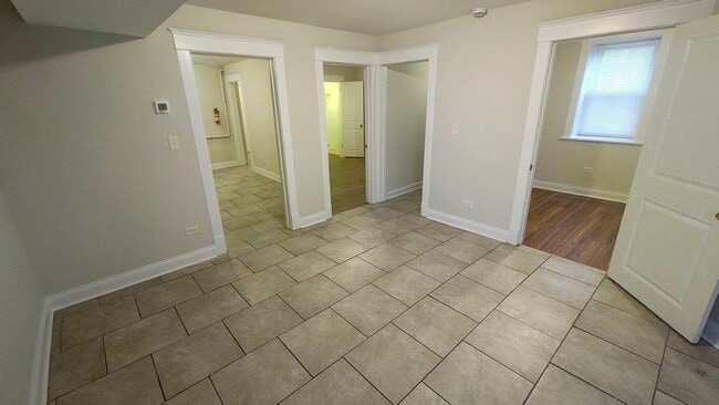 109 N Center St, Unit G in Joliet, IL - Building Photo - Building Photo