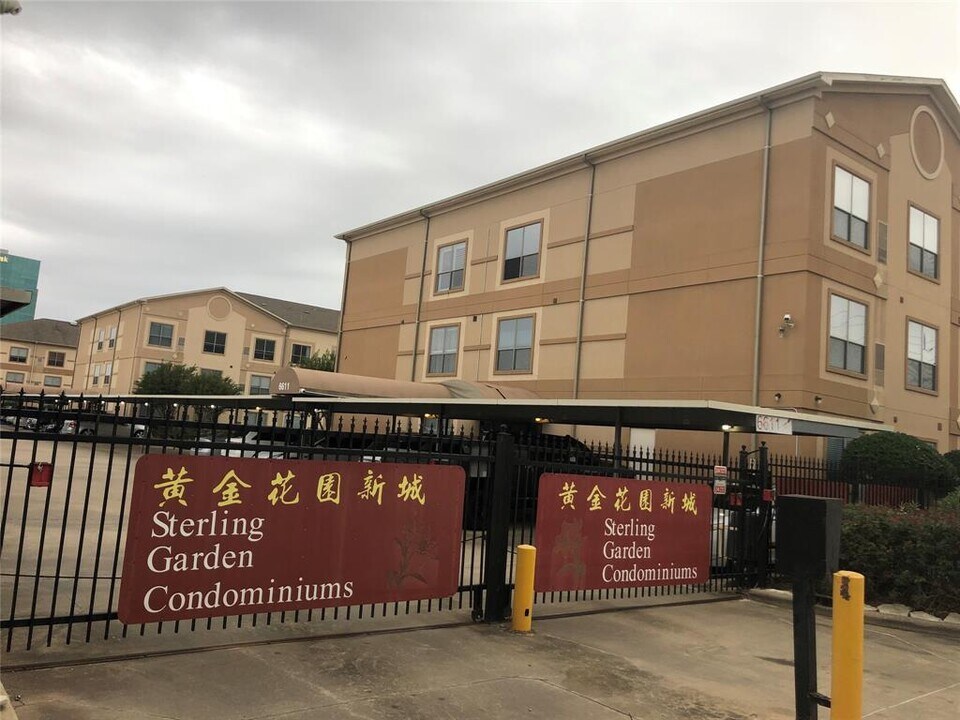 6655 W Sam Houston Pkwy S in Houston, TX - Building Photo