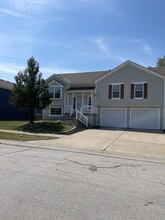 11909 E 214th Terrace in Peculiar, MO - Foto de edificio - Building Photo