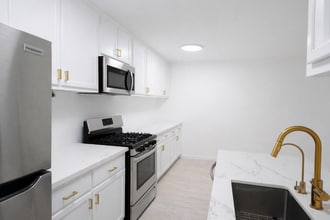 421 S La Fayette Park Pl, Unit 404 in Los Angeles, CA - Building Photo - Building Photo