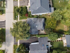 1073 Kent Ave. in Oakville, ON - Building Photo