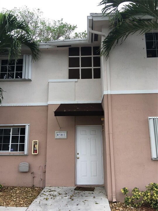 8581 SW 109th Ave in Miami, FL - Building Photo