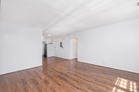 210 Lake Shore Rd, Unit 3 in Boston, MA - Building Photo - Building Photo