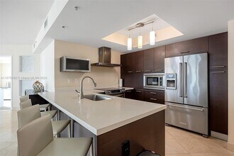 150 Sunny Isles Blvd, Unit #1-1006 in Sunny Isles Beach, FL - Foto de edificio - Building Photo