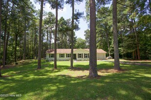 906 N Glenwood Trail in Southern Pines, NC - Building Photo