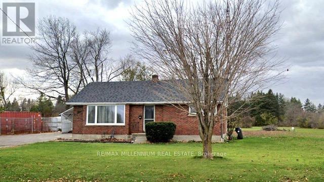 35 Angeline St N in Kawartha Lakes, ON - Building Photo