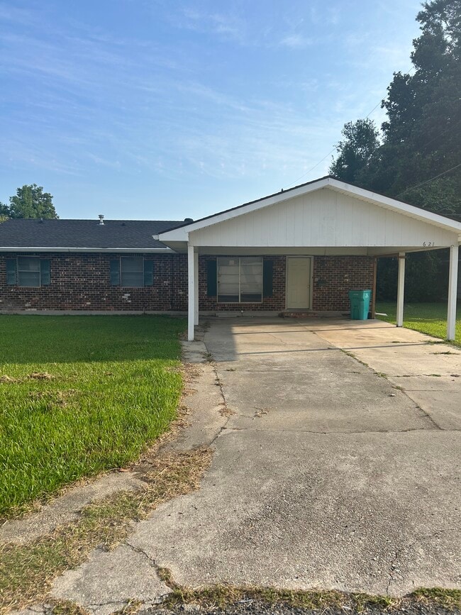 property at 621 Natchez Blvd