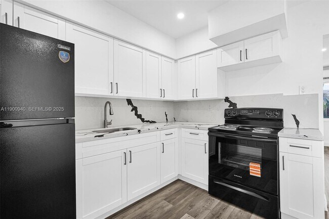 2212 Roosevelt St-Unit -1 in Hollywood, FL - Building Photo - Building Photo