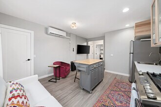2644 33rd St, Unit B in Sacramento, CA - Building Photo - Building Photo