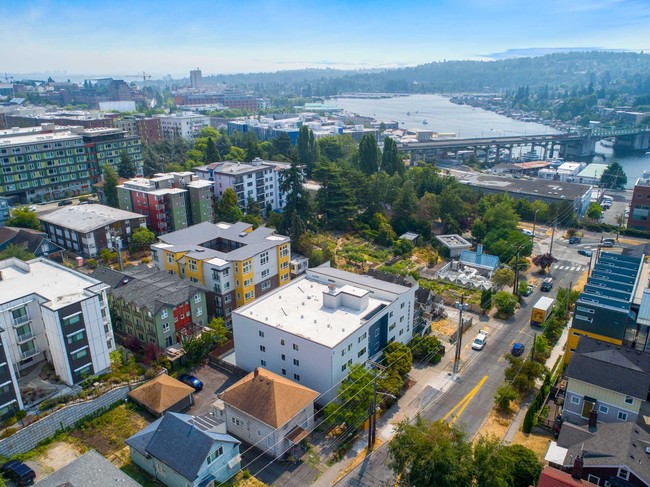 Lakeview Apartments in Seattle, WA - Building Photo - Building Photo