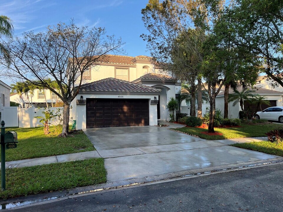 4926 Ave in Hollywood, FL - Building Photo