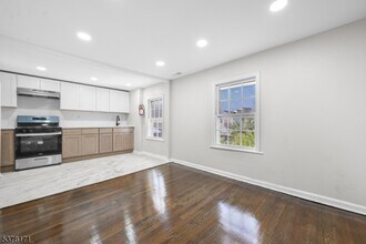 71 Maple St in Bloomfield, NJ - Building Photo - Building Photo