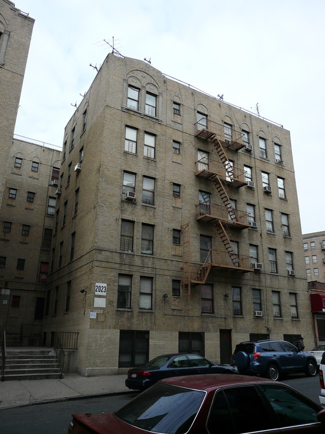 2021 Davidson Ave in Bronx, NY - Foto de edificio - Building Photo