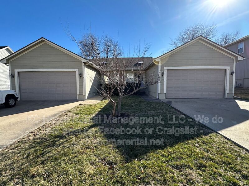 817 NE Independence Ct in Lee's Summit, MO - Building Photo