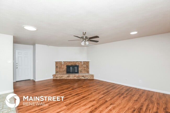 4705 Independence Trail in Grand Prairie, TX - Foto de edificio - Building Photo